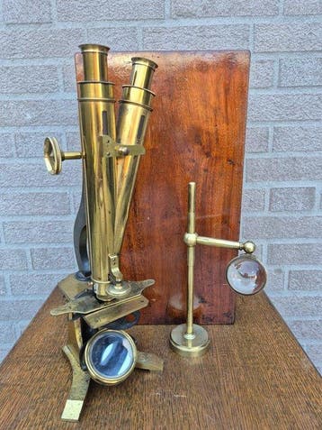 Een Clarkson binoculaire samengestelde microscoop, ca. 1870.
