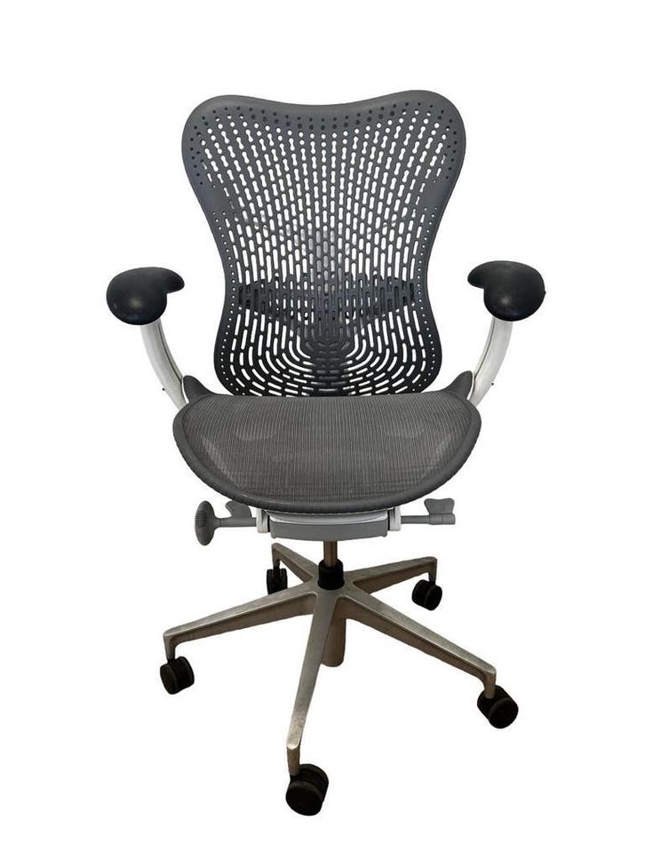 Refurbished Herman Miller Mirra 2 Bureaustoelen - Grey white, Huis en Inrichting, Bureaustoelen, Bureaustoel, Zwart, Zo goed als nieuw