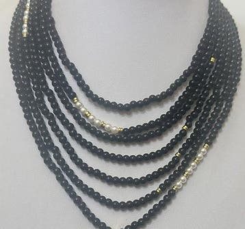Zwart onyx en parelmoer met katholiek kruis. - Ketting met