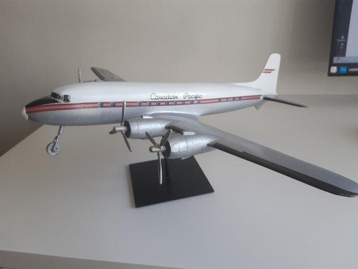 Modelvliegtuig - Douglas DC6 Canadian Pacific, Antiek en Kunst, Antiek | Wandborden en Tegels