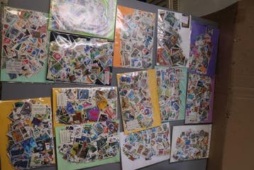 Monde 1900/1995 - Gros lot à trier dans une boîte, Postzegels en Munten, Gestempeld