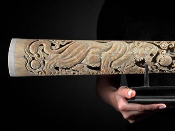 SANS RÉSERVE - Magnifique espadon géant sculpté sur un socle