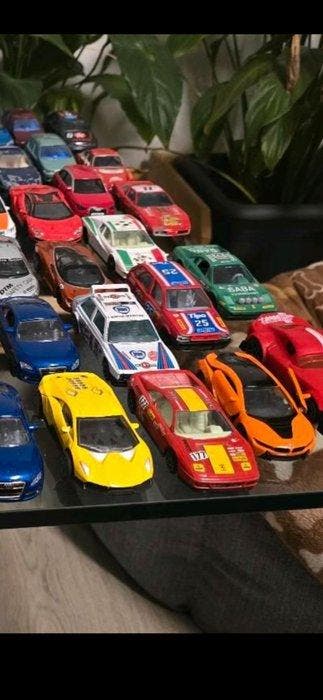Bburago, Hot Wheels, Maisto, Welly 1:43 - Modelauto (57) -