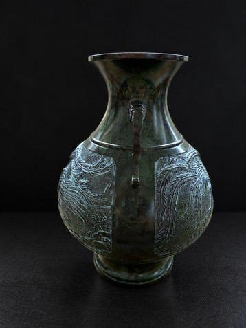 Vaas - Bronzen vaas met dubbele oren en een patroon van