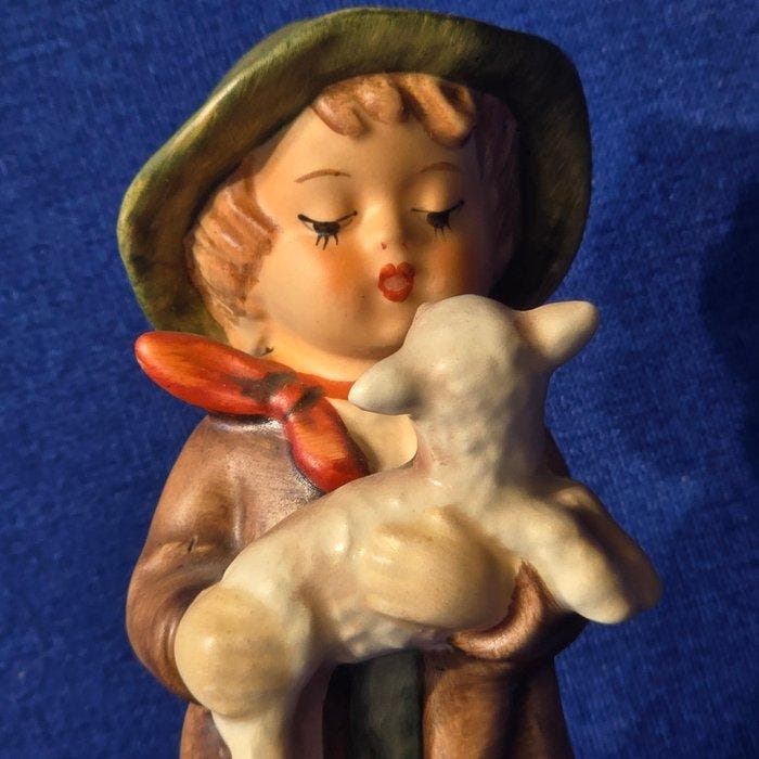 Goebel - Beeldje - Hummel #86/2/0 - The Lost Sheep - TMK4 -, Antiquités & Art, Curiosités & Brocante