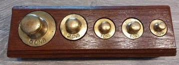 Zeldzame complete set messing knopgewichten, Antiek en Kunst