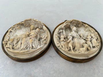 Reliëf, Twee hoogreliefs - 14 cm - Albast