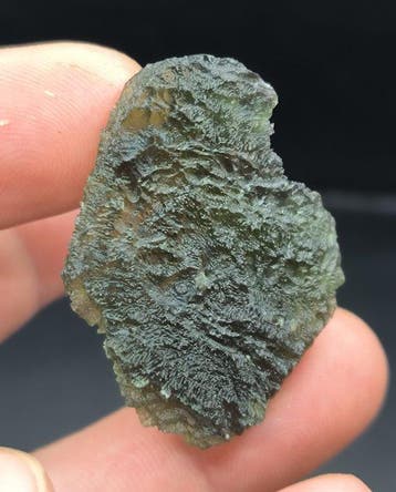 Moldaviet uit Chlum, Zuid-Bohemen - Hoogte: 43 mm - Breedte:, Verzamelen, Mineralen en Fossielen