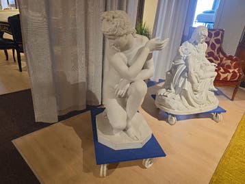 Standbeeld van Chouchende Venus, gemaakt van Carrara-marmer.