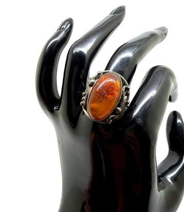 Oude ring met natuurlijk Baltisch amber - Barnsteen -