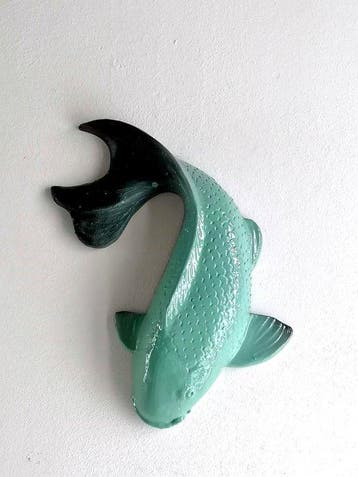 Vanessa Bonino - sculptuur, Koi carp - 37 cm - Majolica -