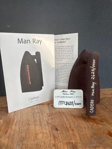 Man Ray (1890-1976) - Sculpture, Cadeau - 16 cm - Fonte -
