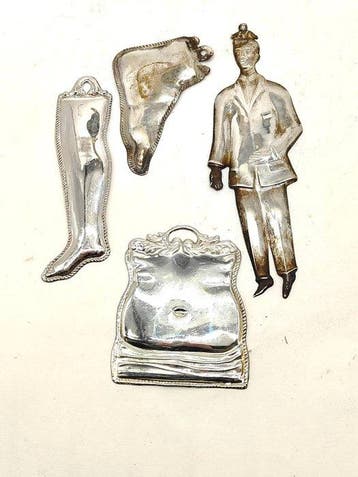 Ex-voto (4) - Lot de 4 ex-voto représentant bustes et jambes