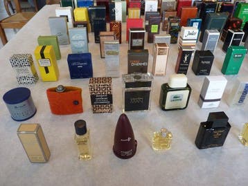 Themacollectie - 92 parfumminiaturen waarvan 76 met hun, Antiek en Kunst