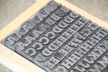 Drukblokken - een letterbak gevuld met een volledig alfabet