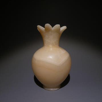 Oud-Egyptisch Albast Bloemvaasje. 10 cm hoog. Middenrijk,