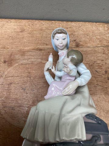 Lladró - Beeldje - Feeding her baby , model 5140 - Porselein, Antiek en Kunst