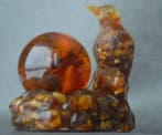 Amber-raaf sculptuur met bol, Baltisch amber vogelfiguur -, Verzamelen