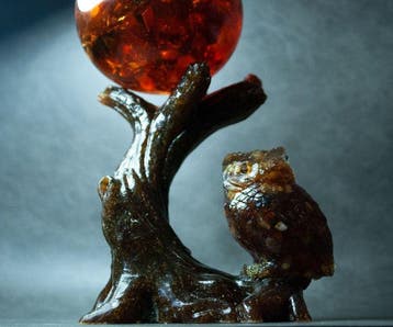 Owl & Tree Baltisch amber figuurtje dat een amberkleurige