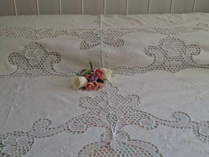 Charmante bedsprei met veel fijne Burano-kanten, met de hand, Antiquités & Art, Tapis & Textile