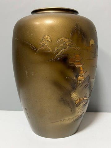 Vaas - Brons, Een elegante Japanse bronzen vaas met een fijn
