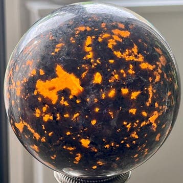 Grote, fijn gepolijste Yooperlite-bol - Hoogte: 11.8 cm -