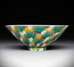 GEEN RESERVE - ANTIEKE CHINESE SANCAI GLAZE CONICAL BOWL, Ø:
