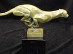 sculptuur, Grote bronzen Art Deco Jaguar met groen patina -
