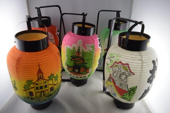 Set of 5 old Japanese Paper Lanterns featuring Churches - In, Antiek en Kunst, Curiosa en Brocante