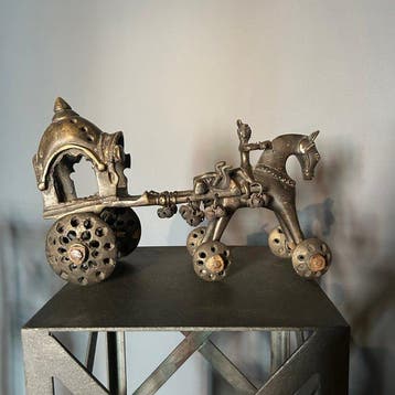 Temple speelgoedstrijdwagen getrokken door paard met ruiter