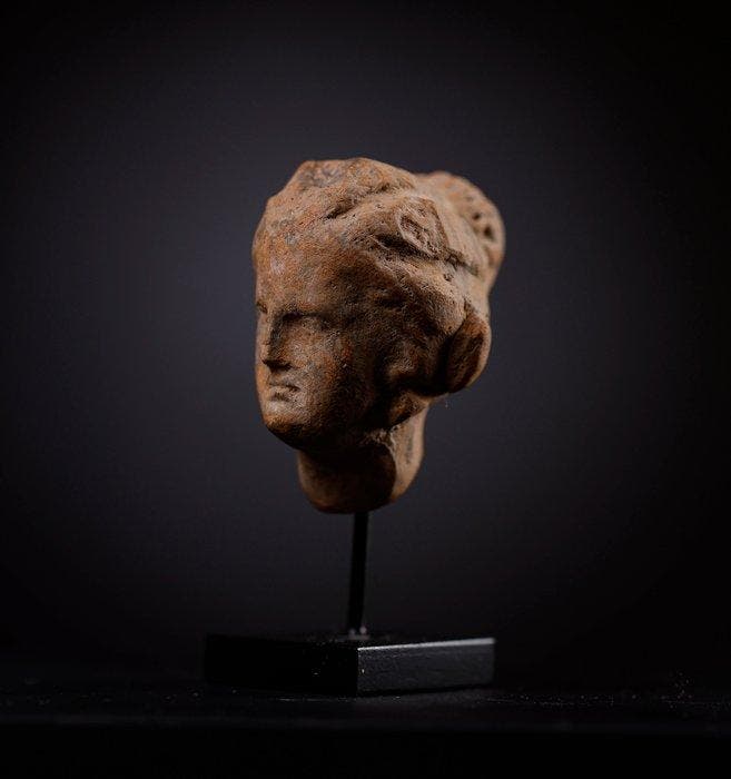 Oud-Griekenland Terracotta-hoofd van een vrouw, samen met, Collections, Minéraux & Fossiles