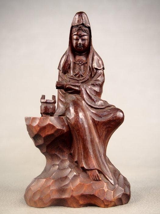 Kannon Bodhisattva wearing white robes and holding a, Antiquités & Art, Antiquités | Autres Antiquités