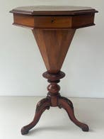 Table dappoint - Noyer - Une table de sciage en noyer.