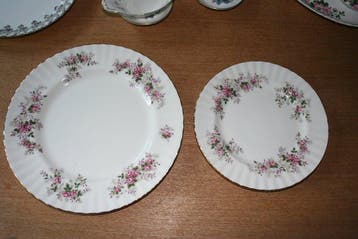 o.a. Royal Albert 1 x Royal Albert jubileum bord met
