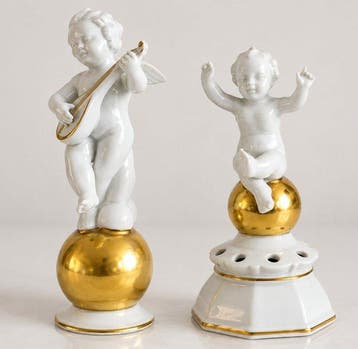 Gerold Porzellan Bavaria - Beeldje - Putti op vergulde bol –