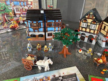 Lego Set - 10193 - Castle - Medieval Market Village