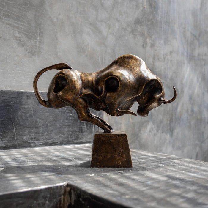 sculptuur, Bronze Sculpture of a Striking Bull - with base -, Antiquités & Art, Art | Objets design