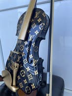 J.Reinhardt - sculptuur, Custom Louis Vuitton Violin - Royal, Antiek en Kunst