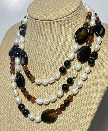 Perles deau douce et agate tibétaine, onyx noir. Haute