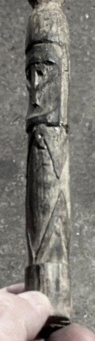 Twee houten korwar-amuletten uit de kust van Waropen,