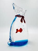 Guidotti - Sculpture, Sacchetto con pesce rosso - 6 cm -