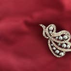 Zilververguld — Zilveren broche met grijze imitatieparels en