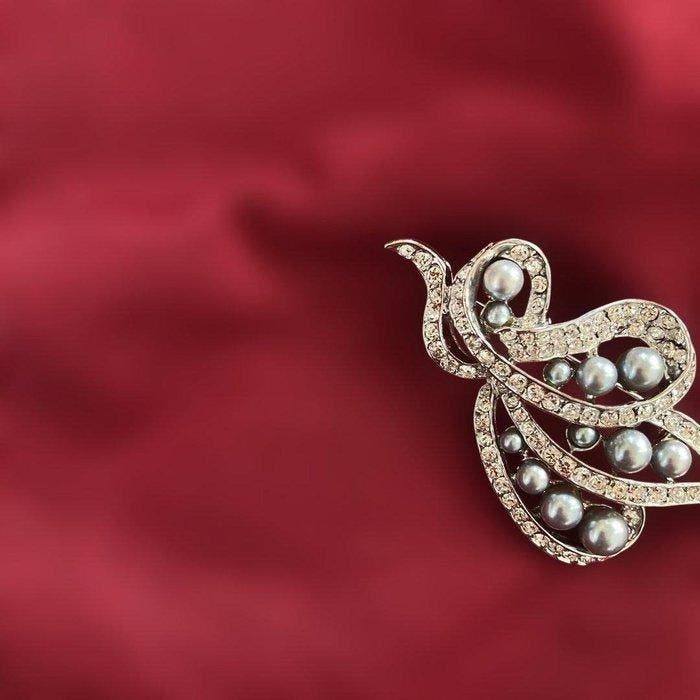Zilververguld — Zilveren broche met grijze imitatieparels en, Antiek en Kunst, Curiosa en Brocante
