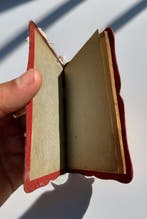 Mysterieus en evocatief kunstschrift in reliëf, Art