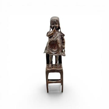 Estilo Juan Clara (s. XX) - Figure - Niña en Silla - Bronze