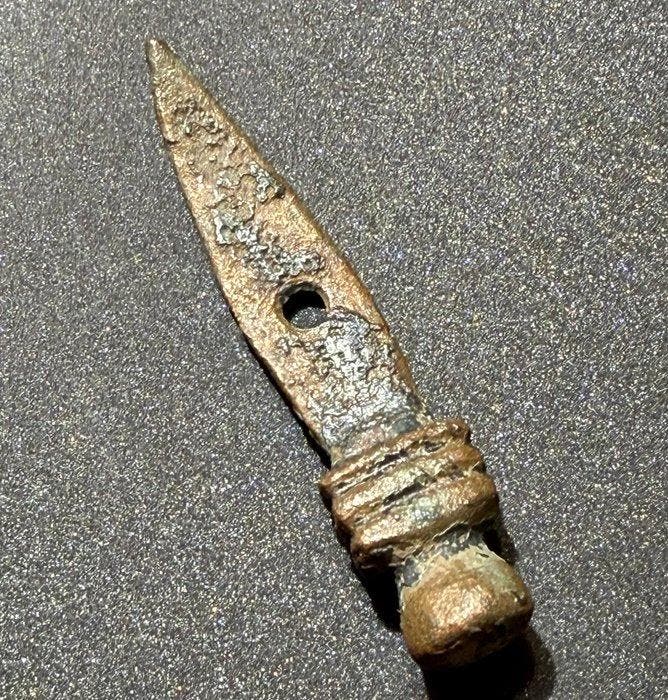 Oud-Romeins Brons Iconische Gladiatorenamuleet in de vorm, Verzamelen, Mineralen en Fossielen