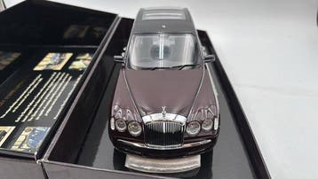 Minichamps 1:18 - Modelauto - Bentley State Limousine 2002 -, Nieuw