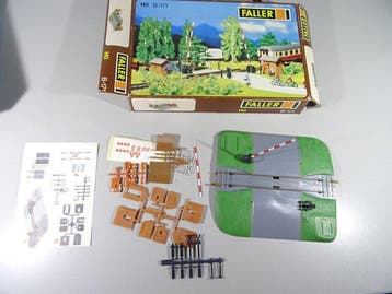 Märklin, Faller H0 - Ensemble de train (4) - 4 passages à