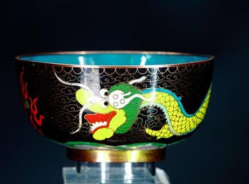 Chinees cloisonné emaille drakenkom – zwarte ondergrond met