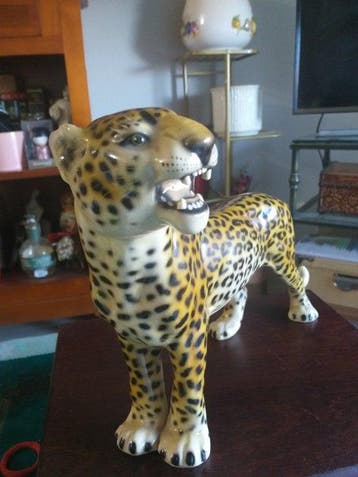 Beeldje - leopardo en ataque - geglazuurd keramiek